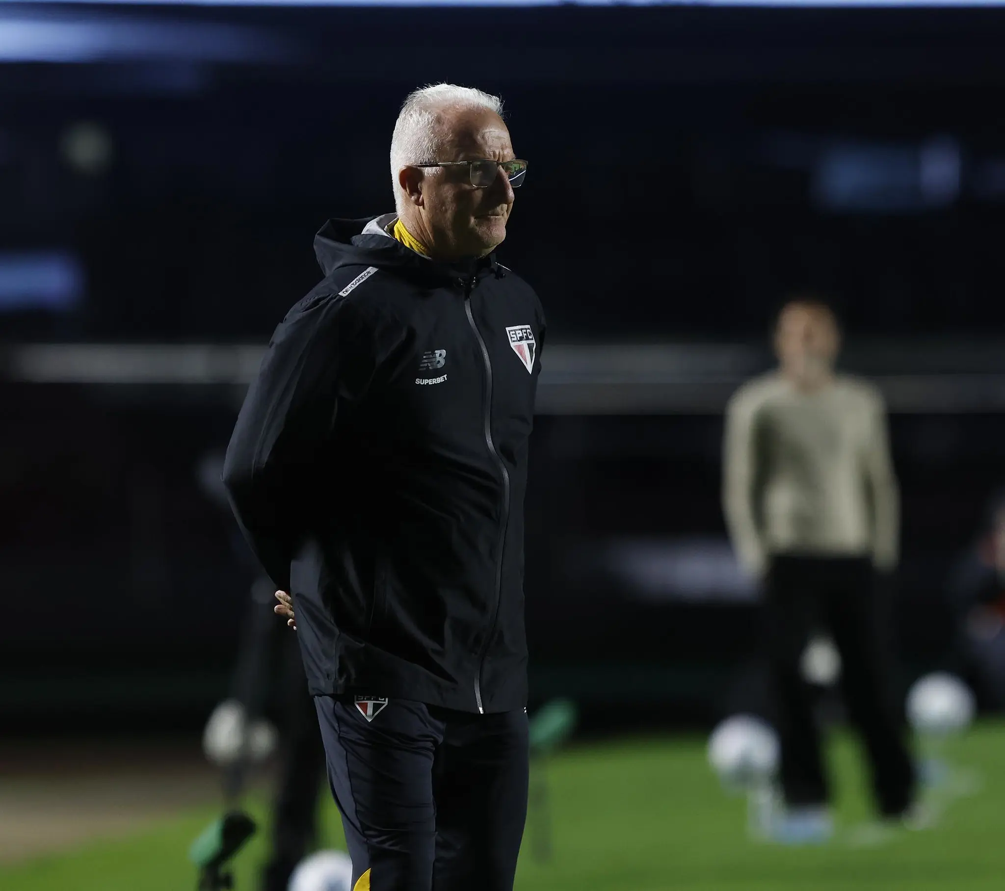 Dorival cita política “complicada” e manda recado à torcida do São Paulo: “Não podemos vacilar mais”