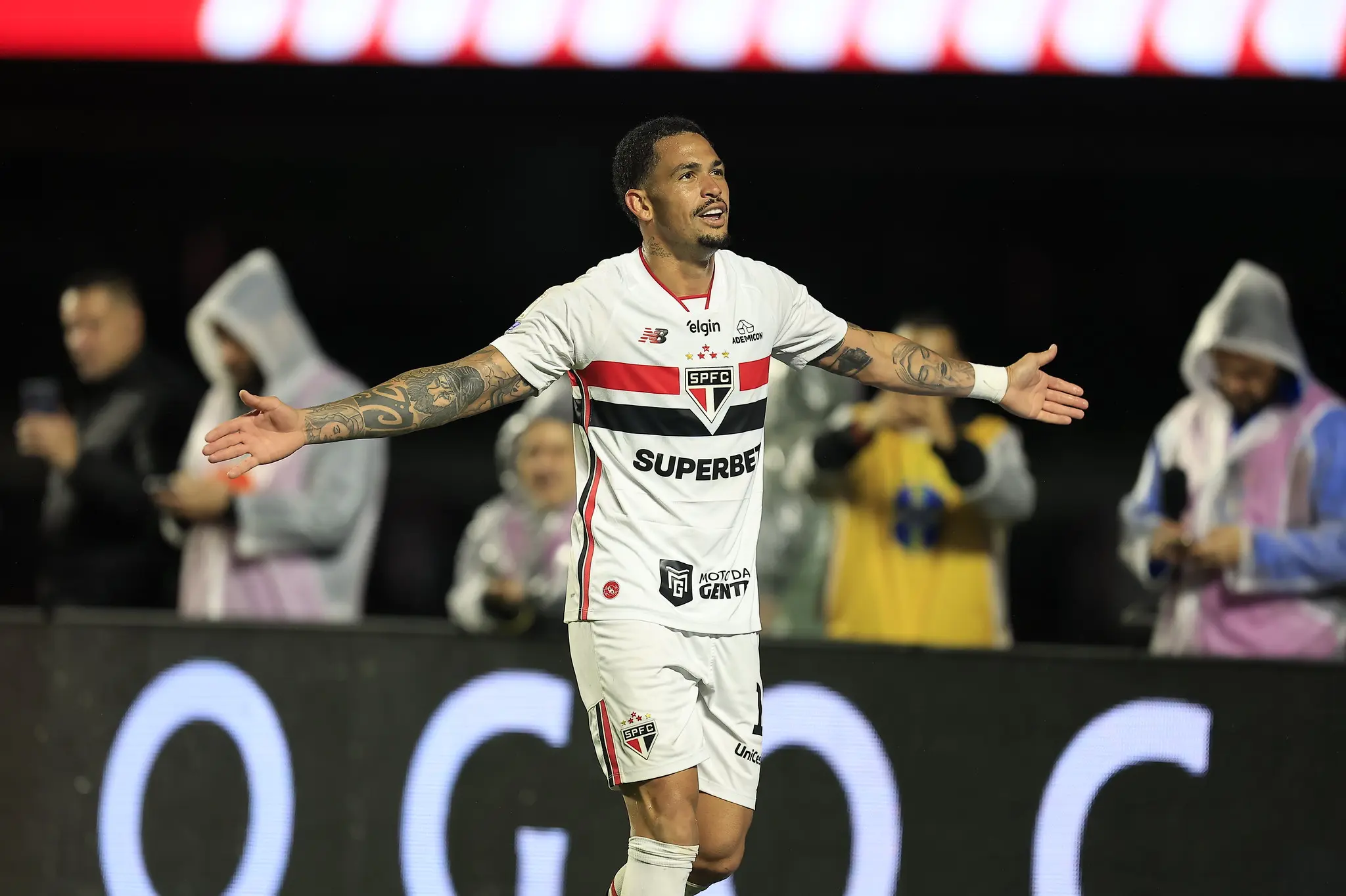 São Paulo resolve em dois minutos e vence o Atlético-MG pelo Brasileiro